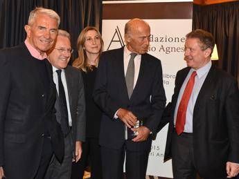 Antonio Di Bella dalle sponde della Senna a quelle del Tevere con il suo 'Je suis Paris' Antonio Di Bella dalle sponde della Senna a quelle del Tevere con il suo 'Je suis Paris'